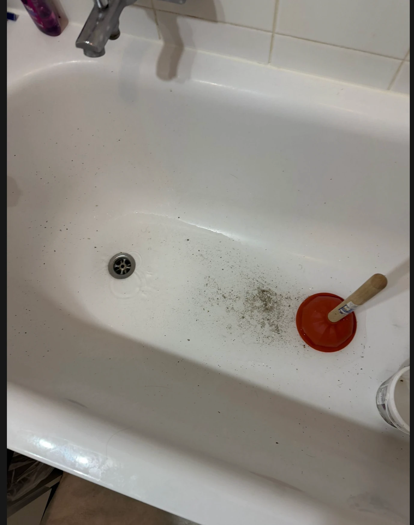 Saubere Badewanne nach Abflussreinigung